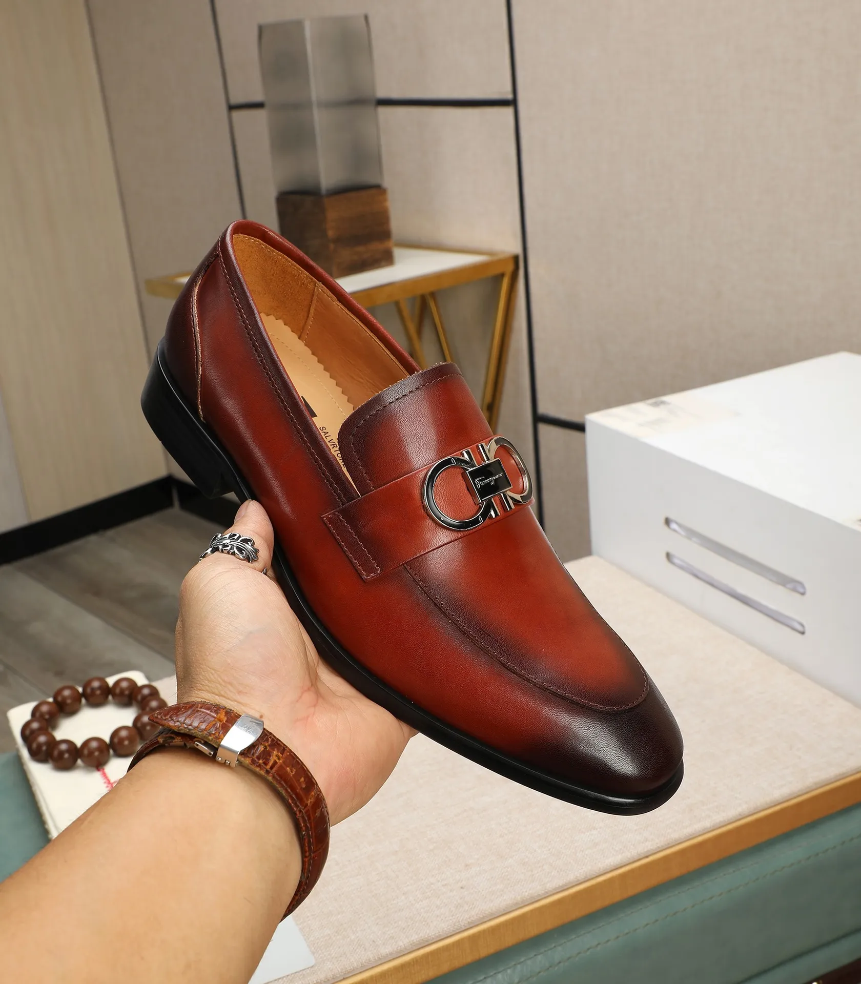 Men's shoes 💰540📛📛(water-dyed cowhide) Salvatore Ferragamo high-end (Salvatore Ferragamo) is the world's top luxury footwear brand. It comes from the fashion kingdom of Italy and is famous all over the world for its traditional handmade design and novel styles...🚶🏻🚶🏻New suit shoes are available simultaneously at the counter. This model is purely handmade. The fabric is imported from Italy's original first-layer cowhide. Soft water-dyed cowhide lining. Original authentic outsole🌀🌀Size: 38➖44 (45 customized)